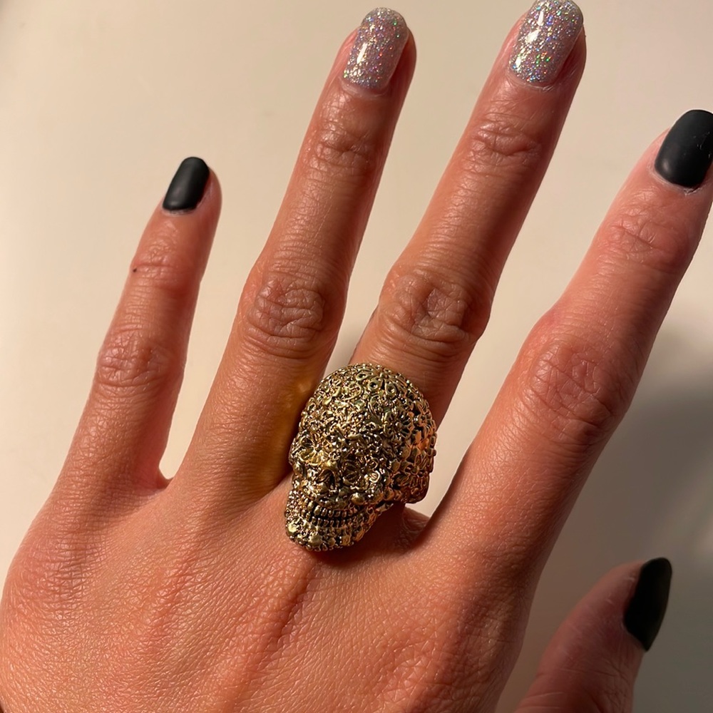 gold color pirate 🏴‍☠️ of Caribbean skull rings sz 8 disney couture jewelry - Picture 2 of 9